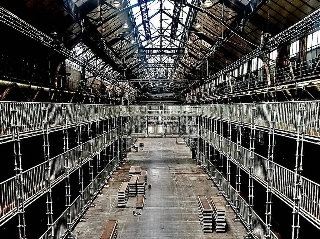 Rigging in old industrial halls at the Ruhrtriennale