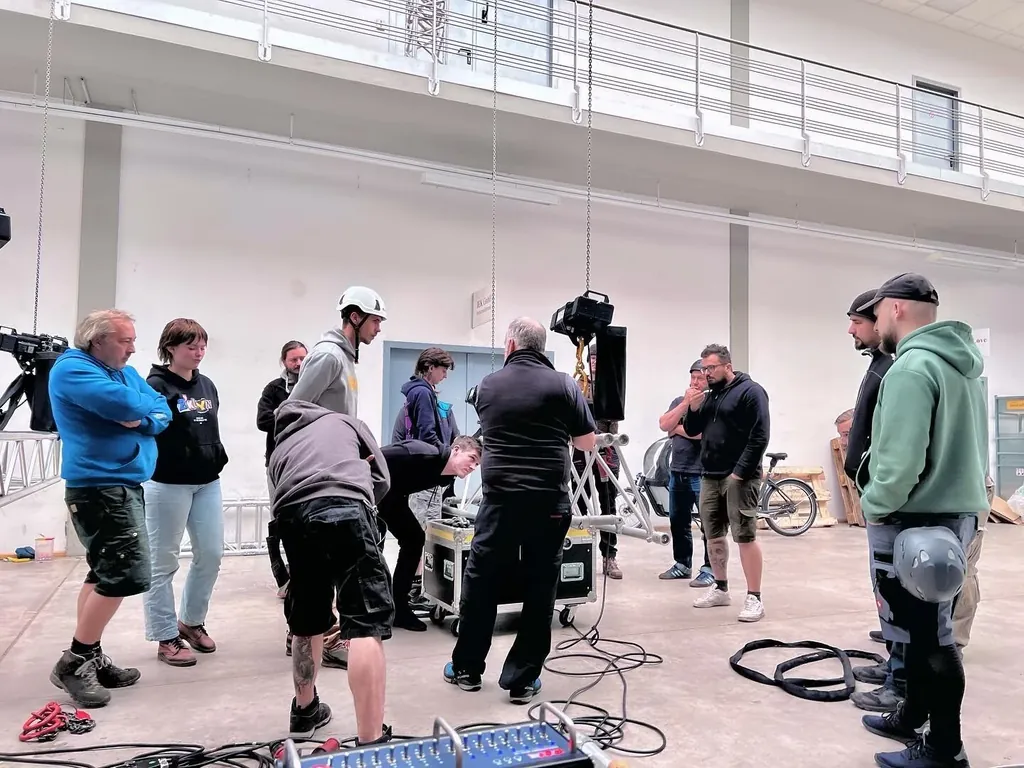 Graduates of the Rigging Level 1 course in the training hall
